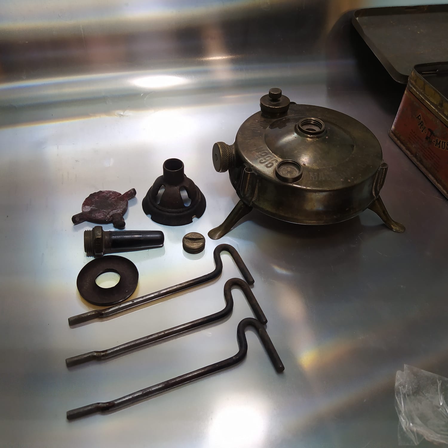 Calentador Primus de campaña a kerosene – militar, bronce, completo y funcionando