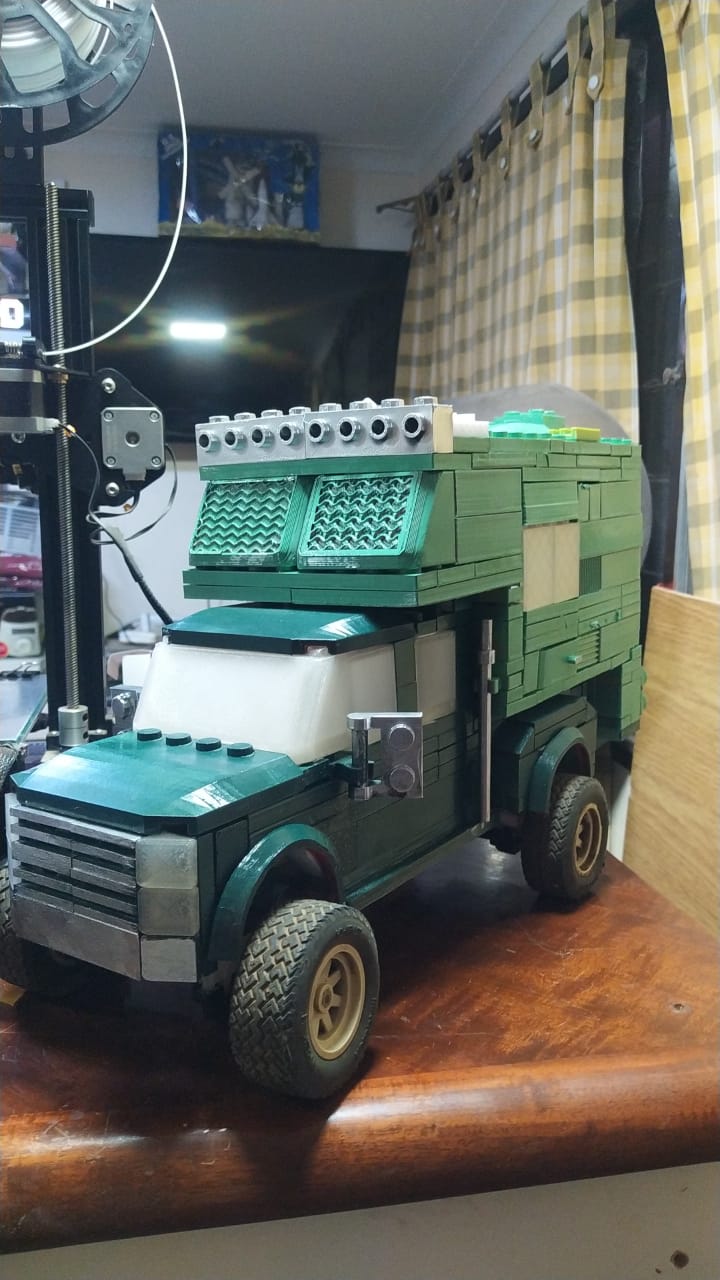Camioneta con camper fabricada en impresión 3D
