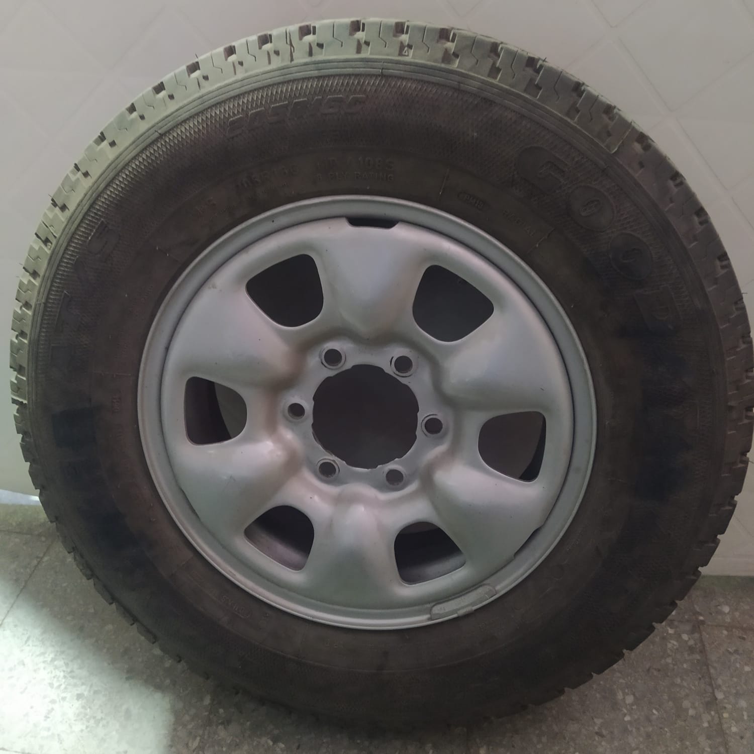 RUEDA COMPLETA CAMIONETA 205R16C
